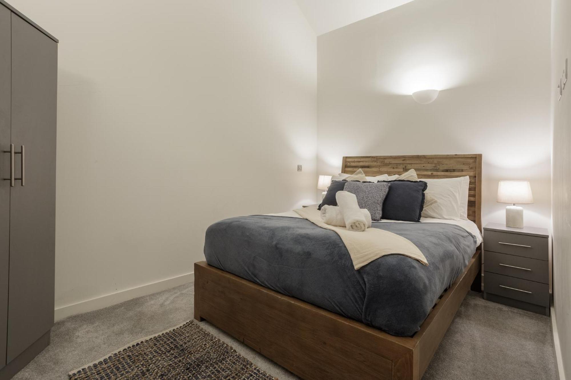 Exclusive Penthouse- 85 Inch Huge Tv Apartment Bradford (West Yorkshire)