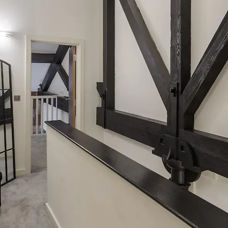 Exclusive Penthouse- 85 Inch Huge Tv Apartment Bradford  Exterior photo