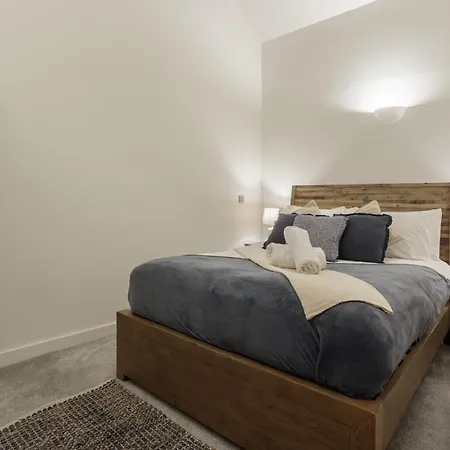 Exclusive Penthouse- 85 Inch Huge Tv Apartment Bradford  Exterior photo